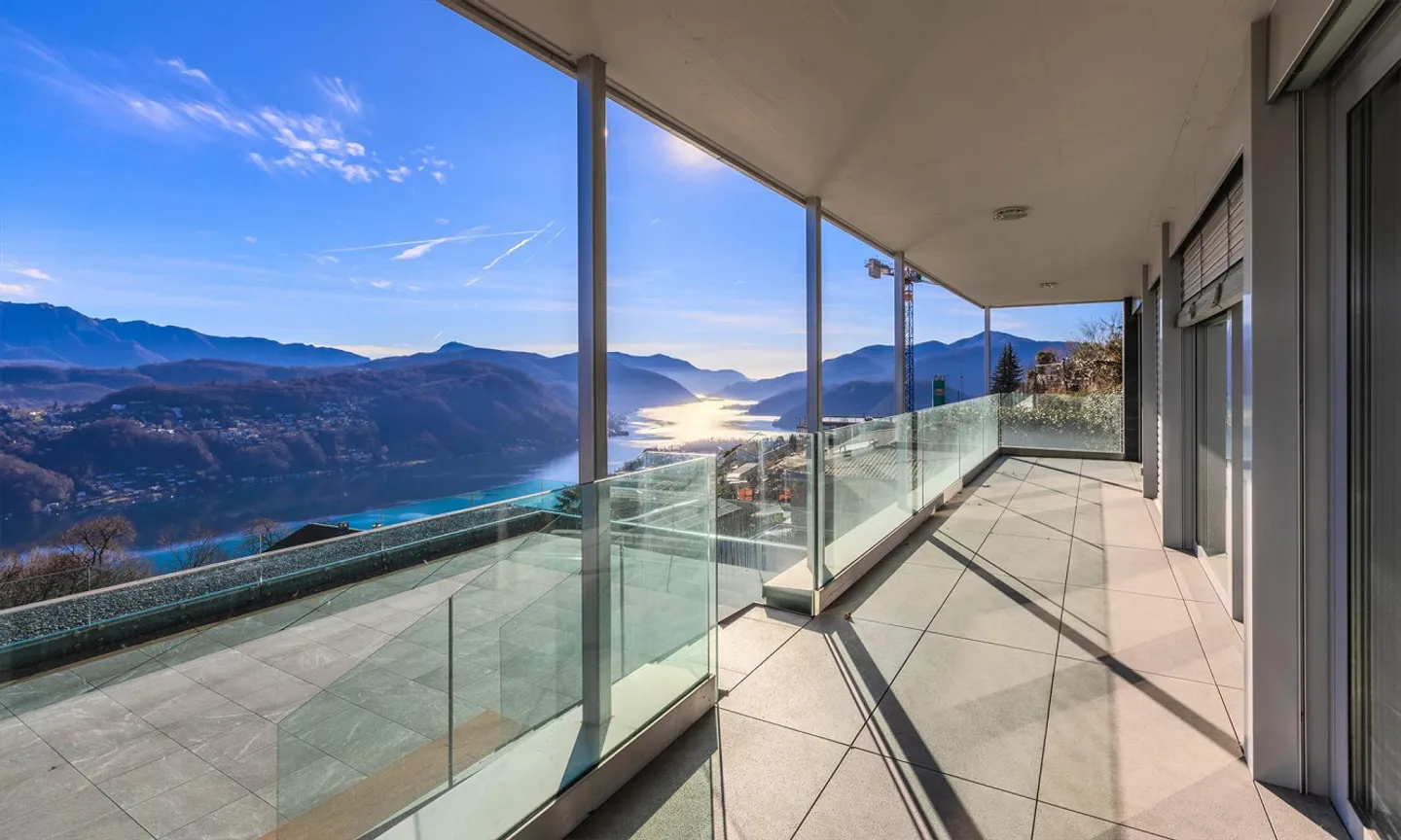 SPACIEUX ET MODERNE 4.5 AVEC ENORME TERRASSE VUE SUR LE LAC À VERNATE - Photo 1 sur 10