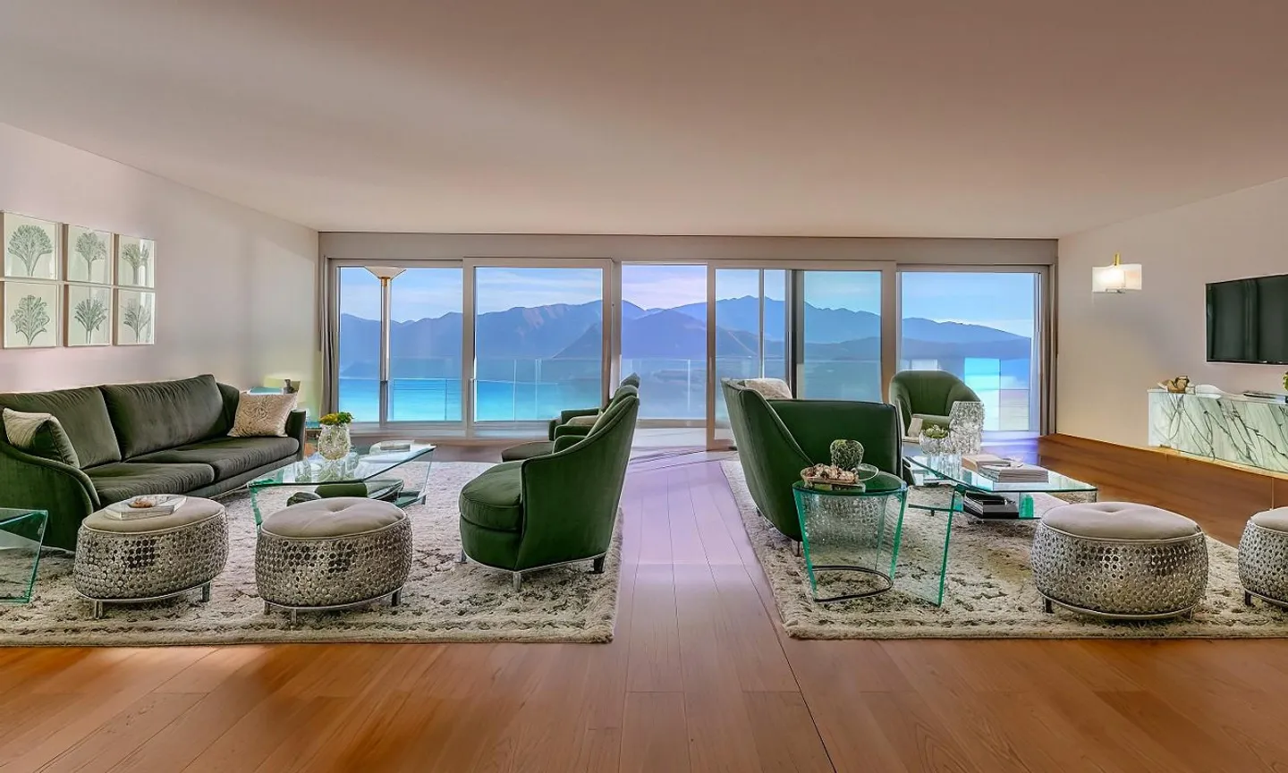 SPACIEUX ET MODERNE 4.5 AVEC ENORME TERRASSE VUE SUR LE LAC À VERNATE - Photo 2 sur 10