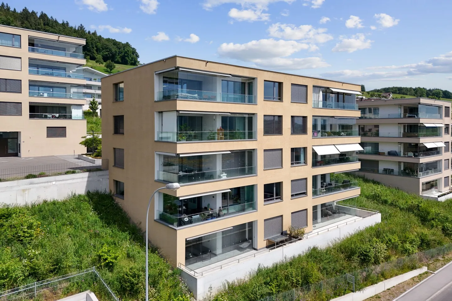 Attractive, well-maintained and nearly new 3.5-room apartment with breathtaking views - Photo 2 of 12