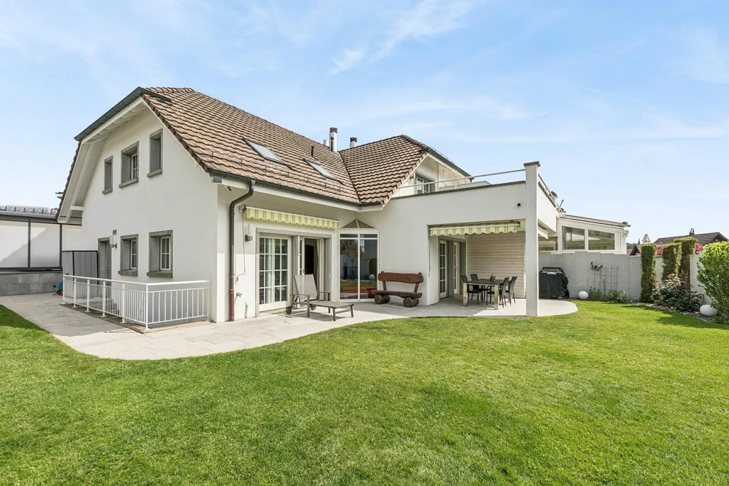 Your new home with garden paradise - 8.5-room double-family house... - Photo 2 of 13