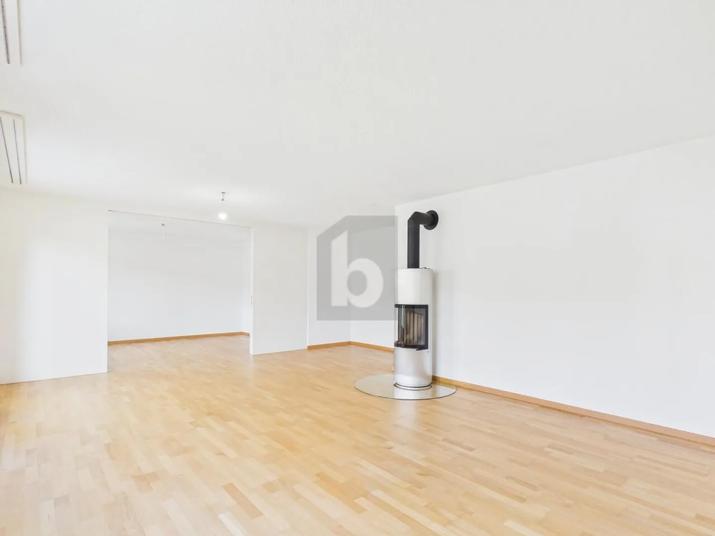 LIGHT-FLOODED IN A QUIET LOCATION - Photo 2 of 6