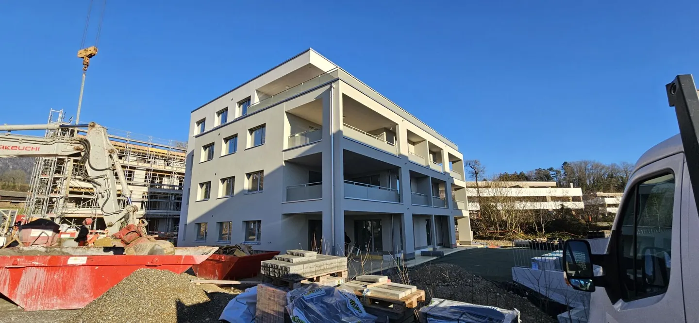 Moderne 4.5-Zimmer-Wohnung mit Loggia - Foto 1 von 14