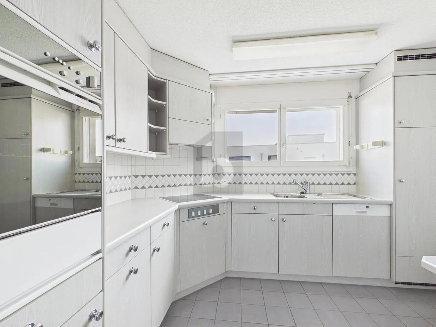 LIGHT-FLOODED IN A QUIET LOCATION - Photo 5 of 6