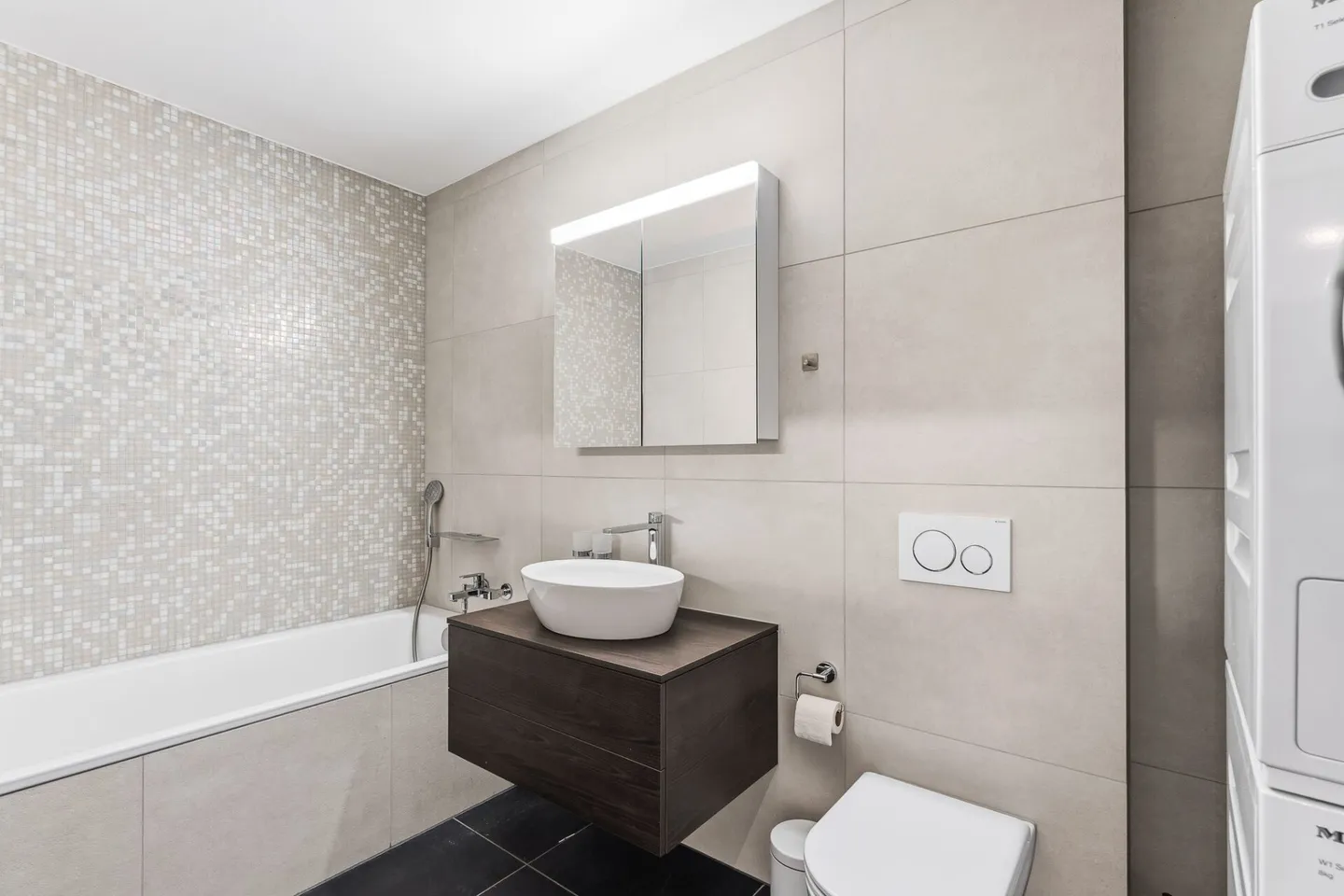 Attractive, well-maintained and nearly new 3.5-room apartment with breathtaking views - Photo 9 of 12
