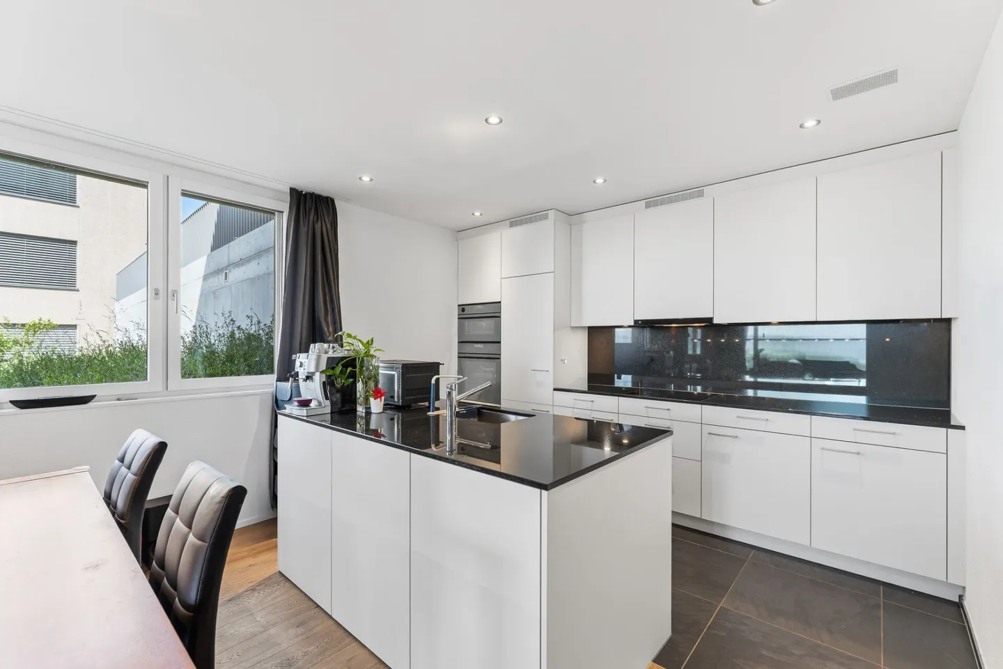 Attractive, well-maintained and nearly new 3.5-room apartment with breathtaking views - Photo 7 of 12