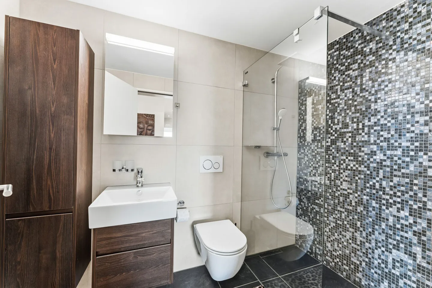Attractive, well-maintained and nearly new 3.5-room apartment with breathtaking views - Photo 10 of 12