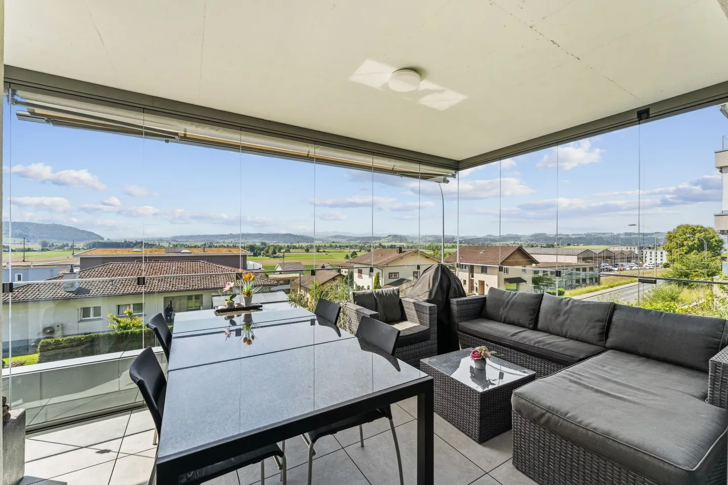 Attractive, well-maintained and nearly new 3.5-room apartment with breathtaking views - Photo 11 of 12