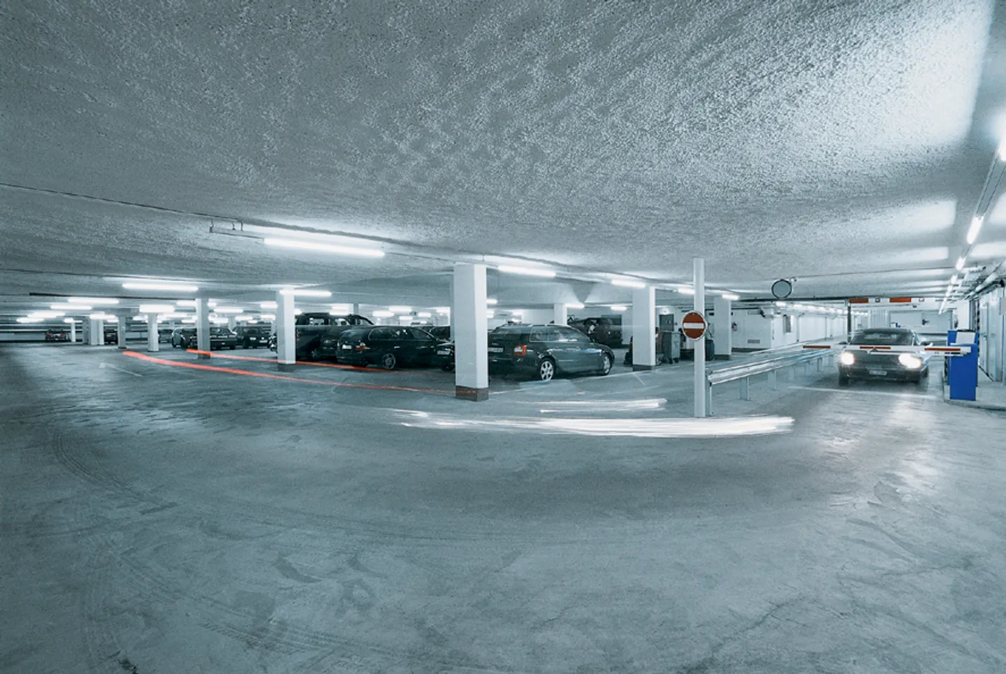 Überdachter Motorradparkplatz - Foto 1 von 1