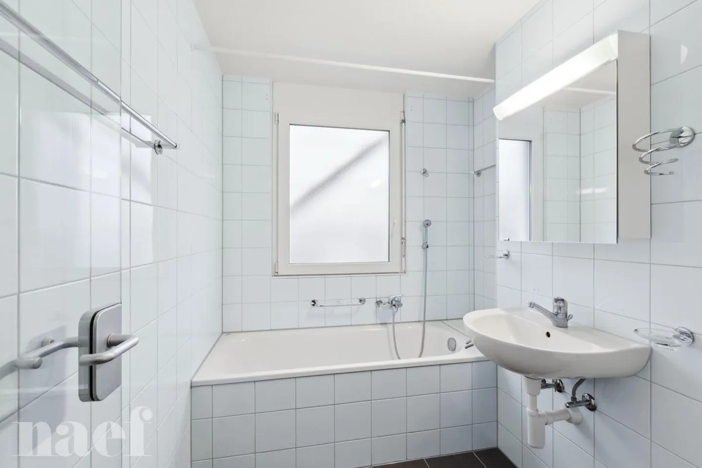 Beautiful apartment, just a few steps from the CFF train station and a few minutes from the lake and the city center. - Photo 7 of 13