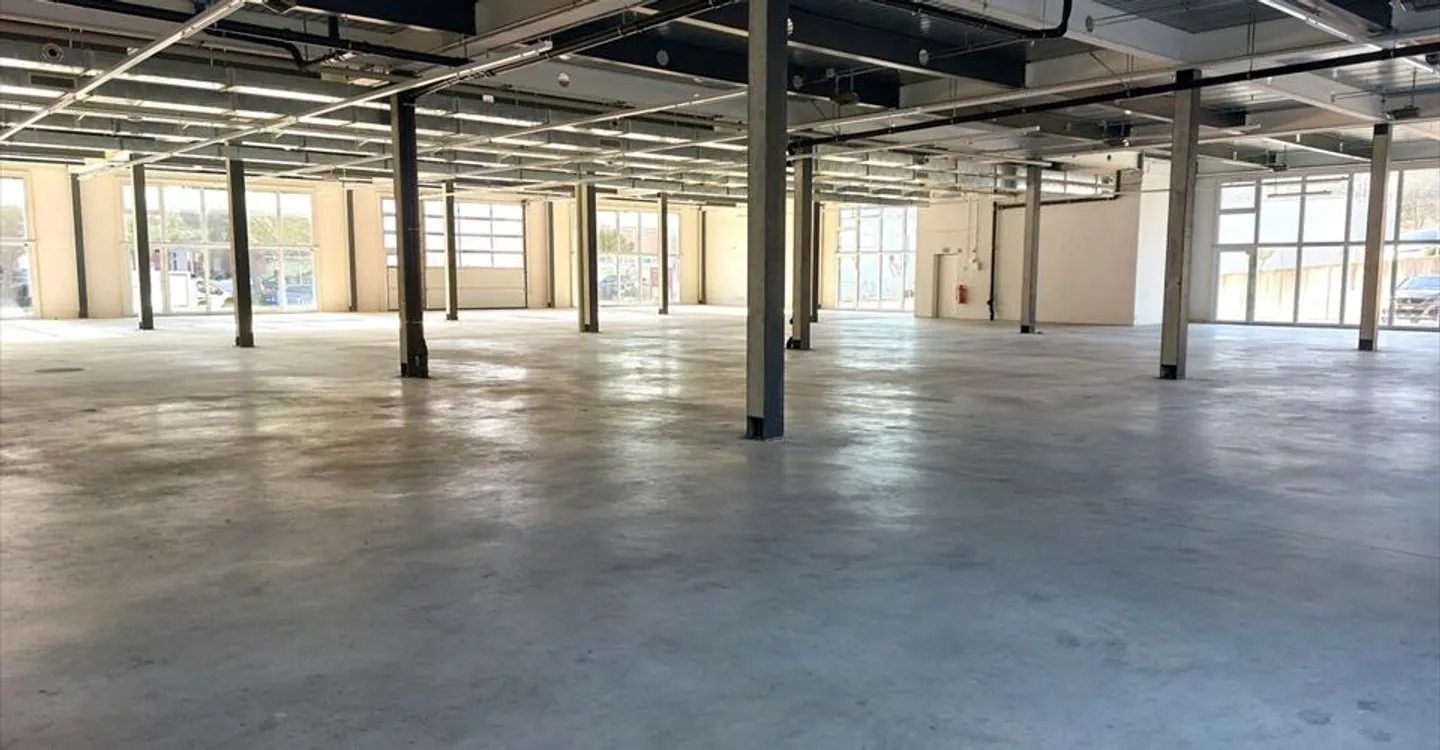 Espace Commercial Spacieux - Photo 2 sur 6