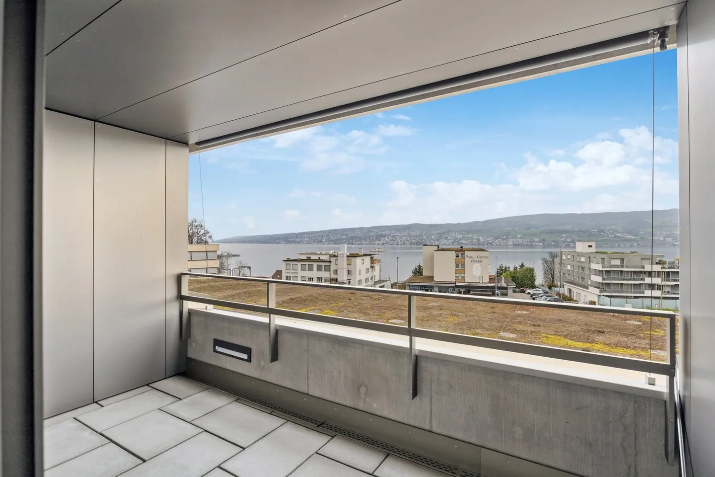 Modern 5.5-room apartment near the lake with stunning views - Photo 6 of 9
