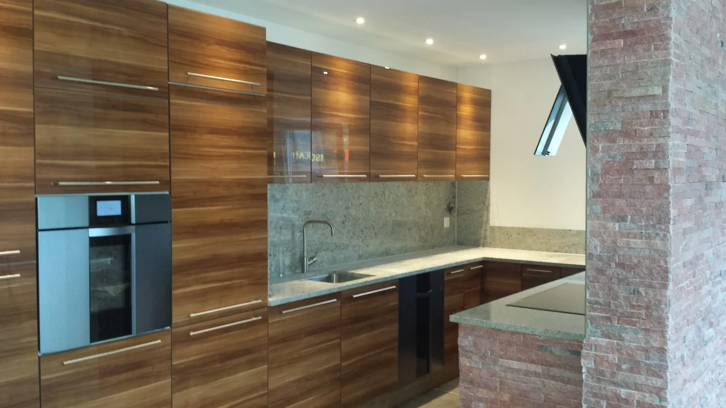 Attractive 4.5 room penthouse apartment opposite the train station. - Photo 2 of 7