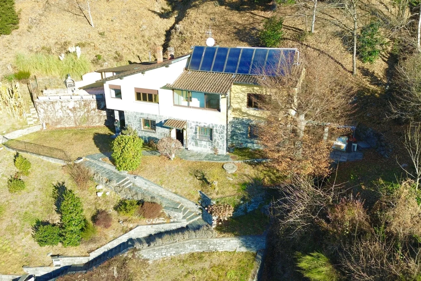 Moderne Einfamilienvilla mit 6,5 Zimmern in idyllischer Lage in Aranno, im Kanton Tessin - Foto 1 von 8