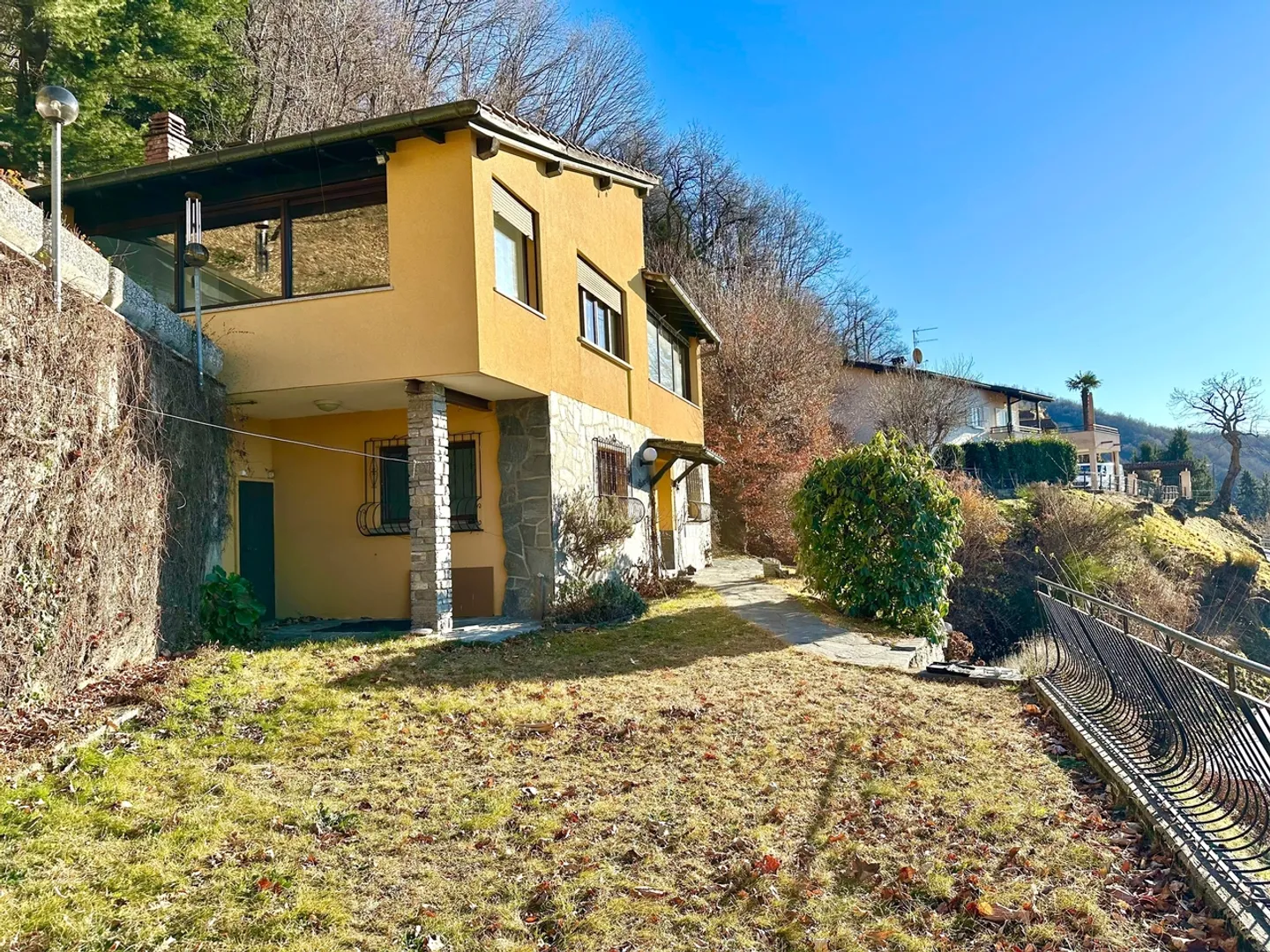 Moderne Einfamilienvilla mit 6,5 Zimmern in idyllischer Lage in Aranno, im Kanton Tessin - Foto 2 von 8