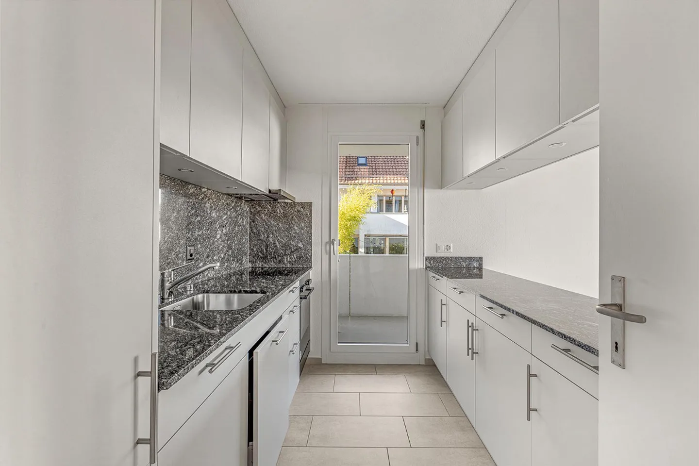 Renovated 6-room apartment with balcony - Photo 3 of 8