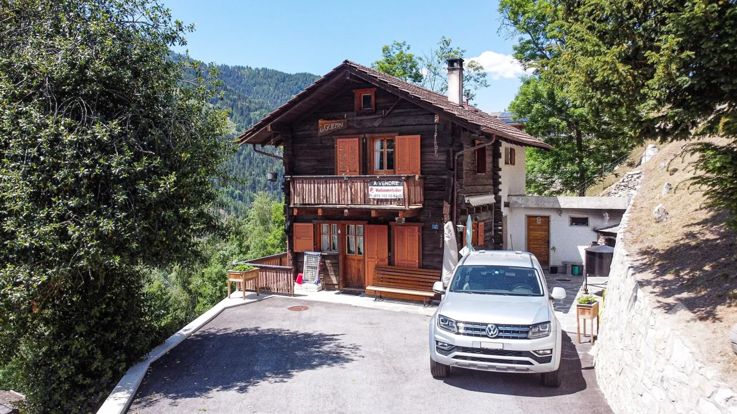 Affascinante chalet con vista mozzafiato sul villaggio e sulle montagne - Foto 1 di 39