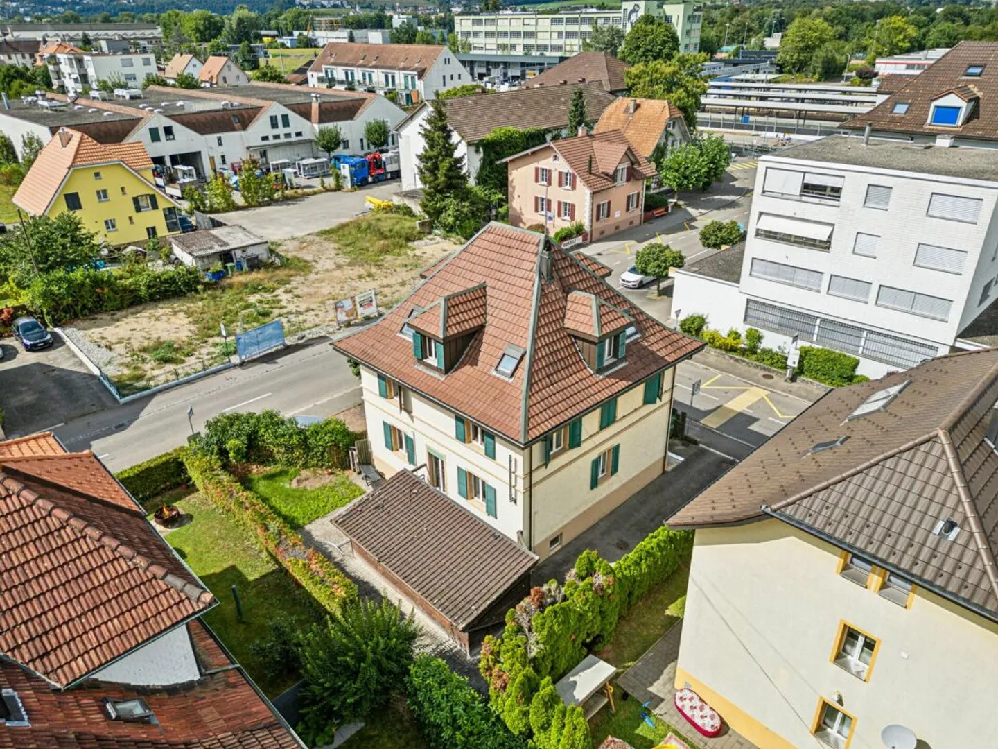 Edificio residenziale e commerciale di 6,5 locali con diverse possibilità di utilizzo - Foto 1 di 17