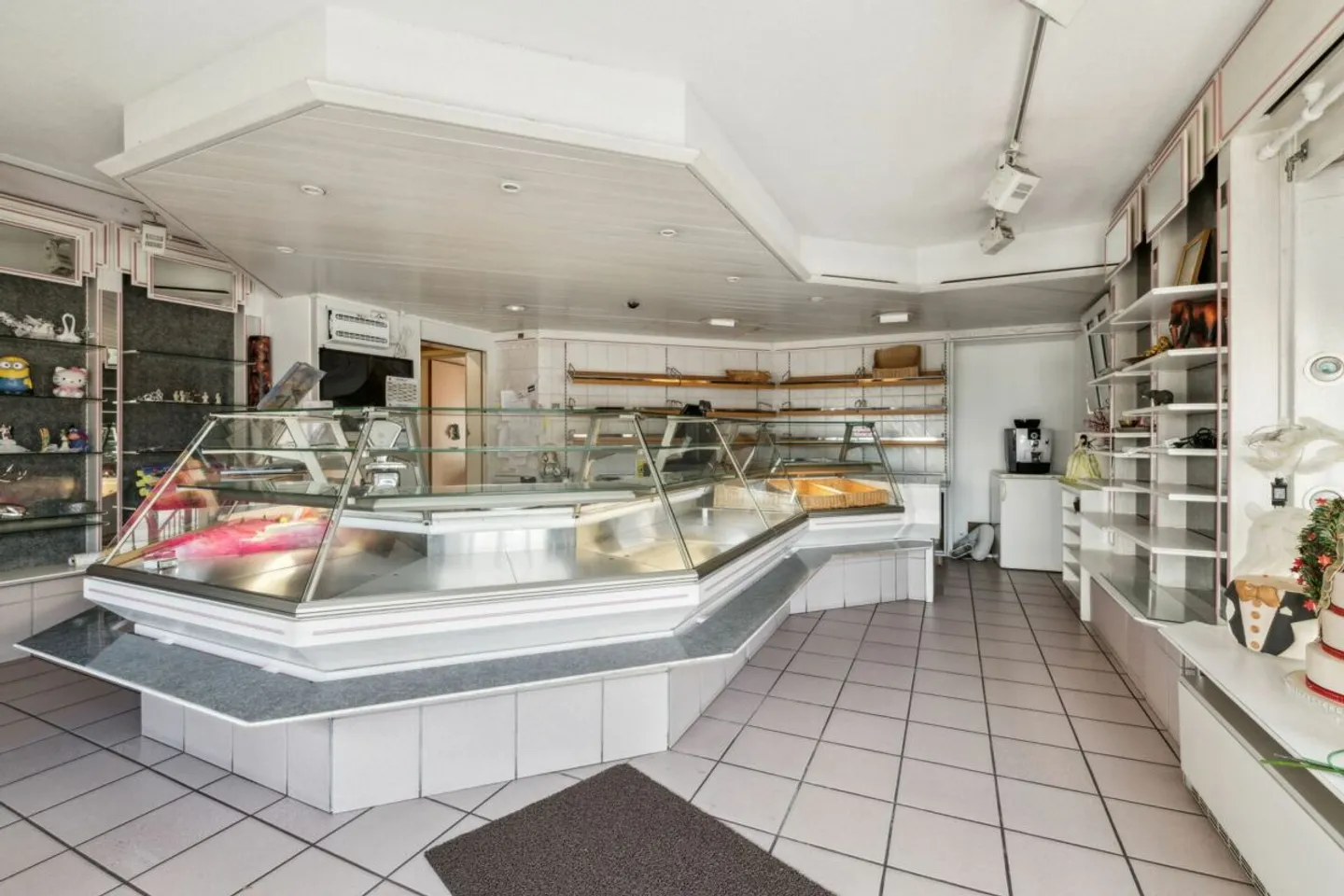 Edificio residenziale e commerciale di 6,5 locali con diverse possibilità di utilizzo - Foto 15 di 17