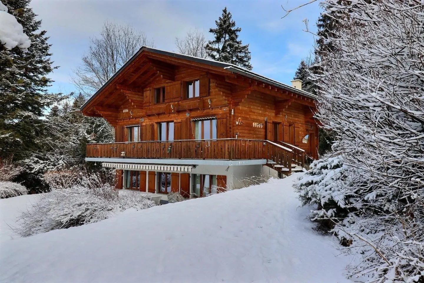 Chalet Charmant avec Vue sur le Lac - Photo 1 sur 13