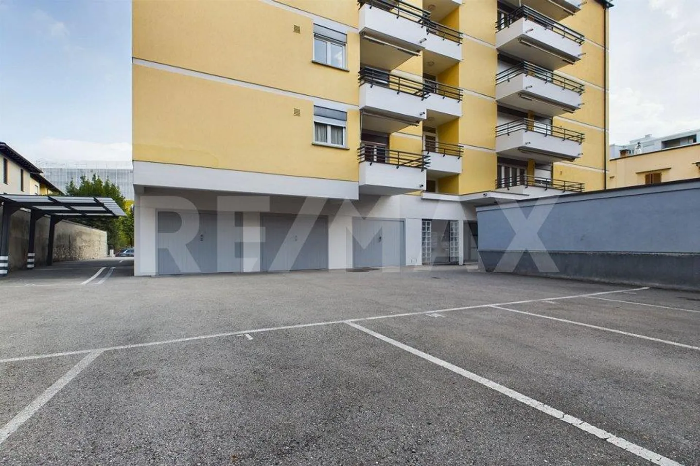 Appartamento luminoso e ristrutturato di 2,5 stanze con terrazza - Foto 8 di 11