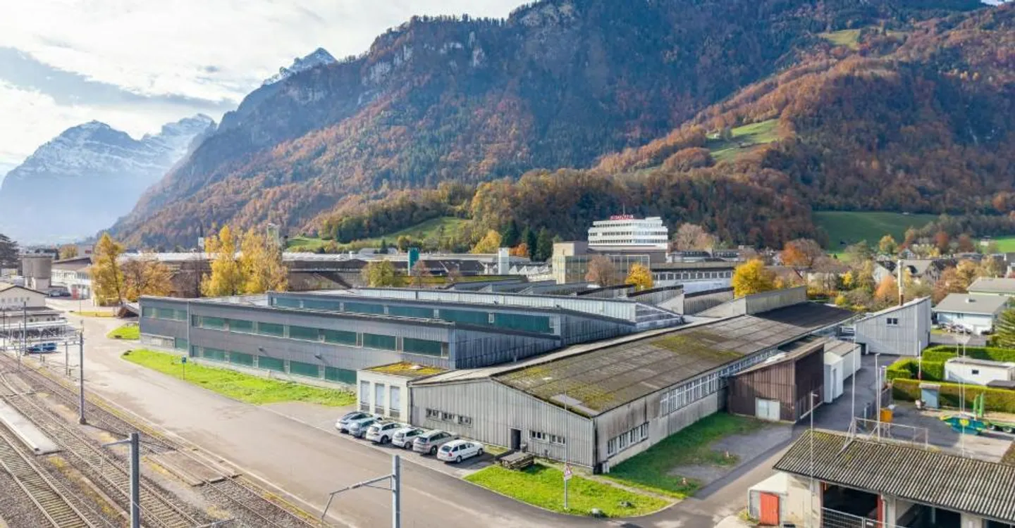 Espace de stockage attrayant et très abordable de 6 000 m² avec 1 000 m² de zone de livraison couverte sur l'autoroute - Photo 1 sur 9