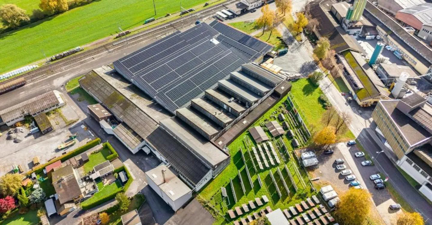 Espace de stockage attrayant et très abordable de 6 000 m² avec 1 000 m² de zone de livraison couverte sur l'autoroute - Photo 2 sur 9