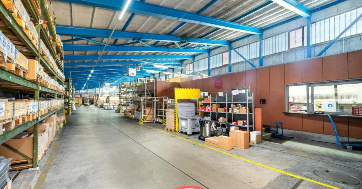 Espace de stockage attrayant et très abordable de 6 000 m² avec 1 000 m² de zone de livraison couverte sur l'autoroute - Photo 5 sur 9