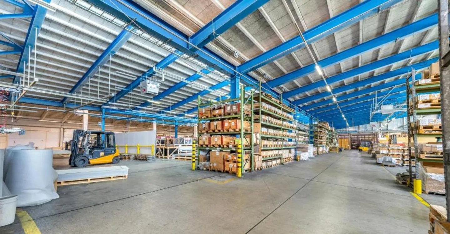Espace de stockage attrayant et très abordable de 6 000 m² avec 1 000 m² de zone de livraison couverte sur l'autoroute - Photo 6 sur 9