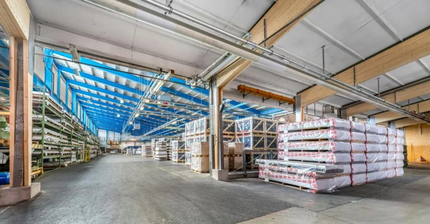 Espace de stockage attrayant et très abordable de 6 000 m² avec 1 000 m² de zone de livraison couverte sur l'autoroute - Photo 8 sur 9