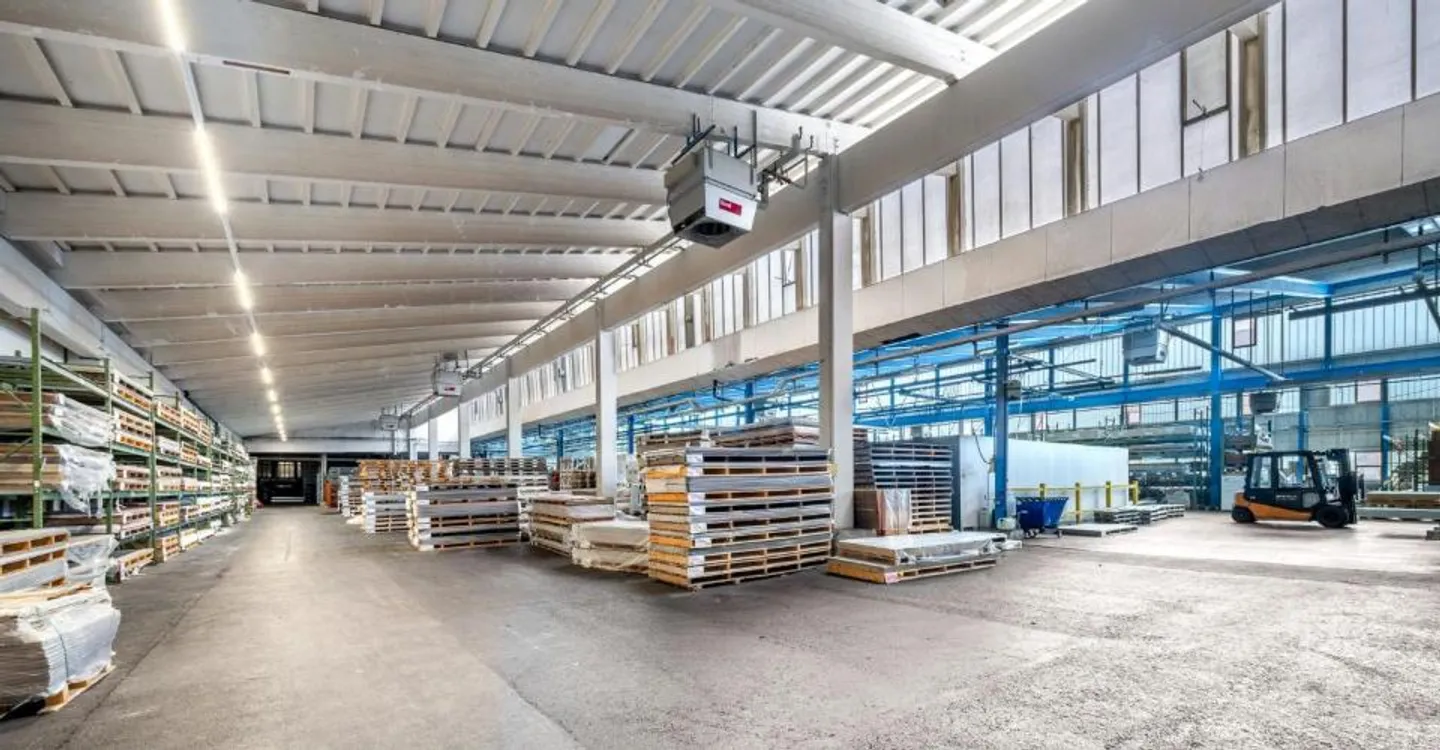 Espace de stockage attrayant et très abordable de 6 000 m² avec 1 000 m² de zone de livraison couverte sur l'autoroute - Photo 9 sur 9