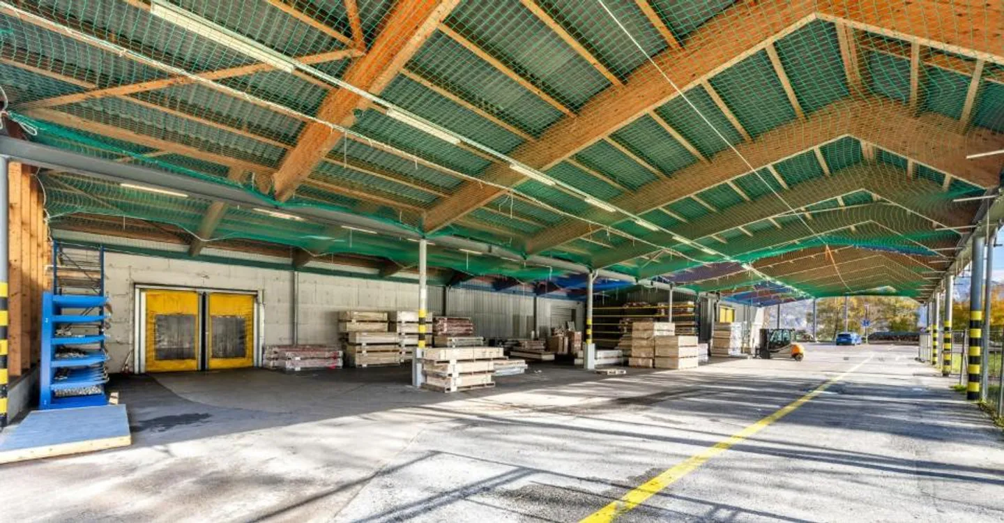 Espace de stockage attrayant et très abordable de 6 000 m² avec 1 000 m² de zone de livraison couverte sur l'autoroute - Photo 3 sur 9