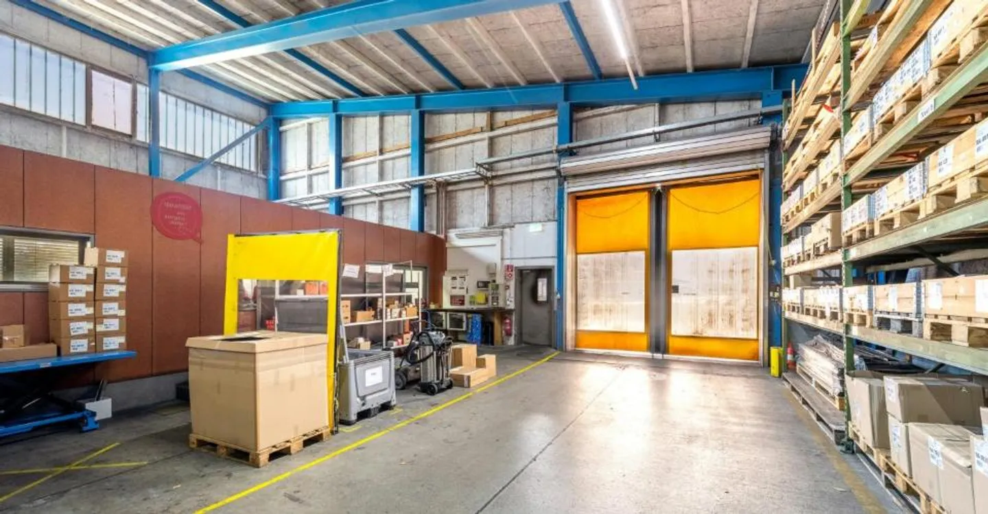 Espace de stockage attrayant et très abordable de 6 000 m² avec 1 000 m² de zone de livraison couverte sur l'autoroute - Photo 4 sur 9