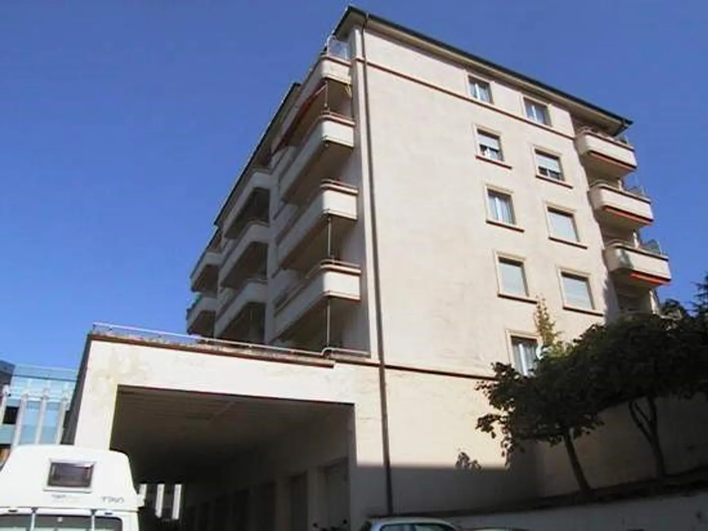 Places de stationnement extérieures n° 8 et 16 à louer jusqu'au 31.12.2026 - Photo 1 sur 1