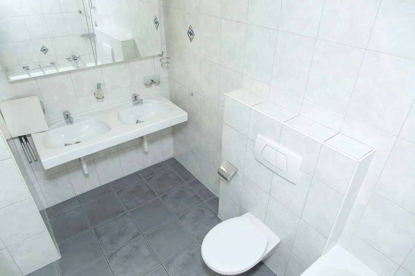 Garden apartment near village center! - Photo 9 of 12