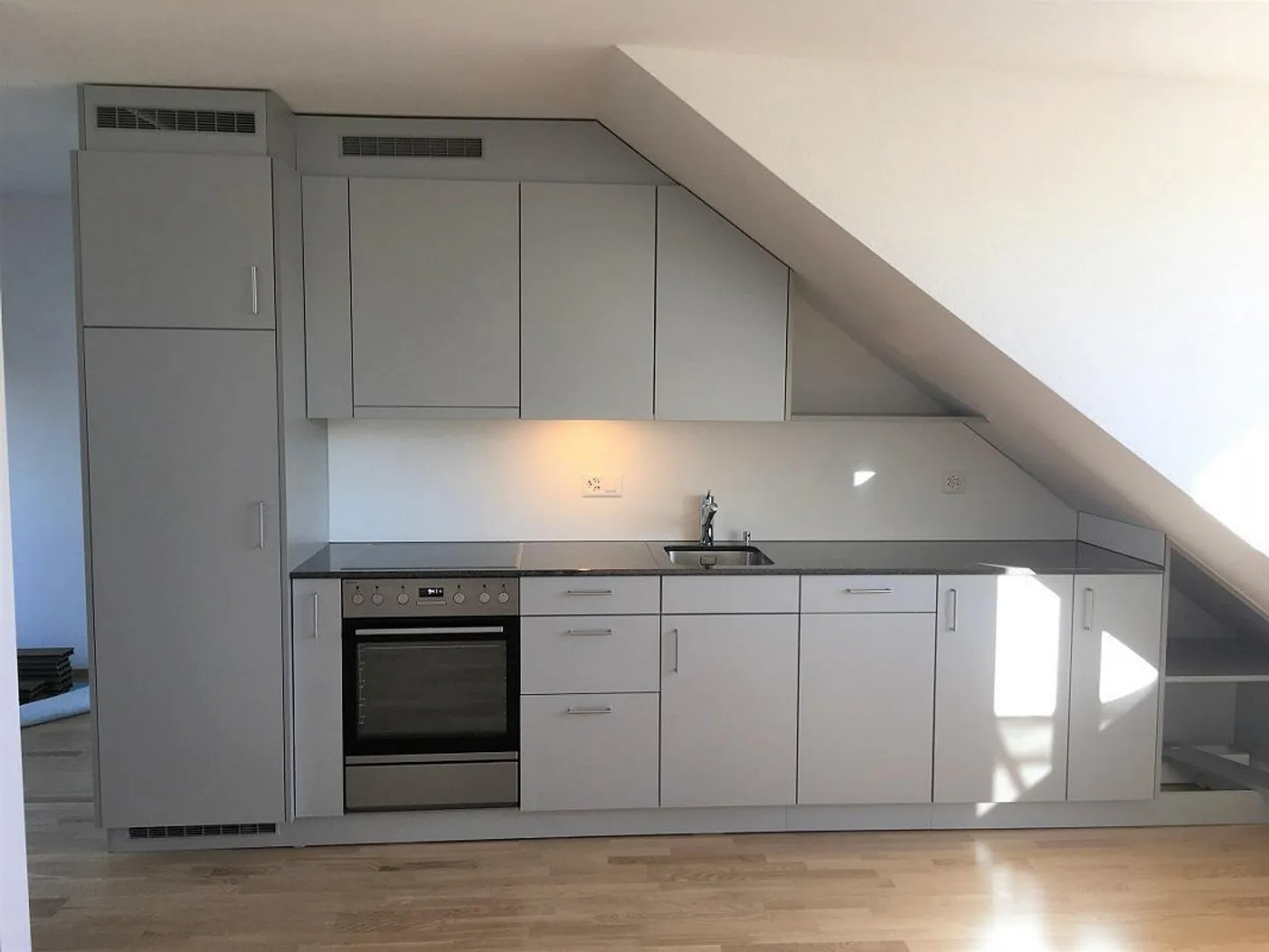 Appartamento luminoso e moderno con 3 camere in posizione centrale - Foto 2 di 10