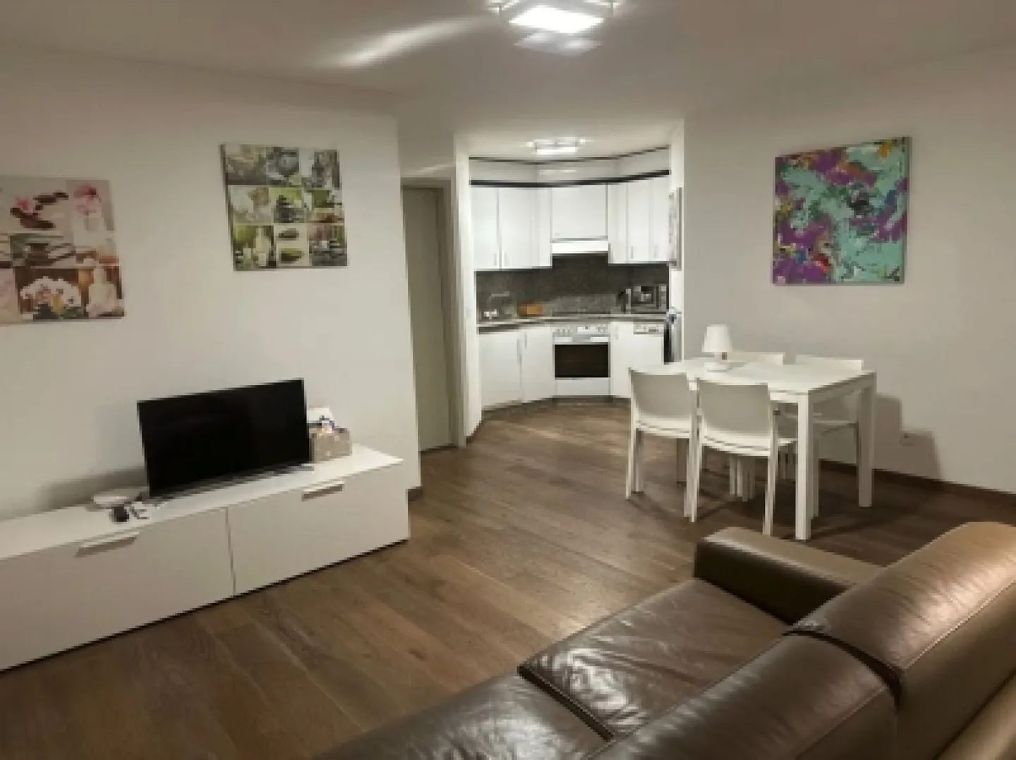 Très joli logement de 2,5 pièces meublé en plein centre ville de Neuchâtel - Photo 1 sur 4