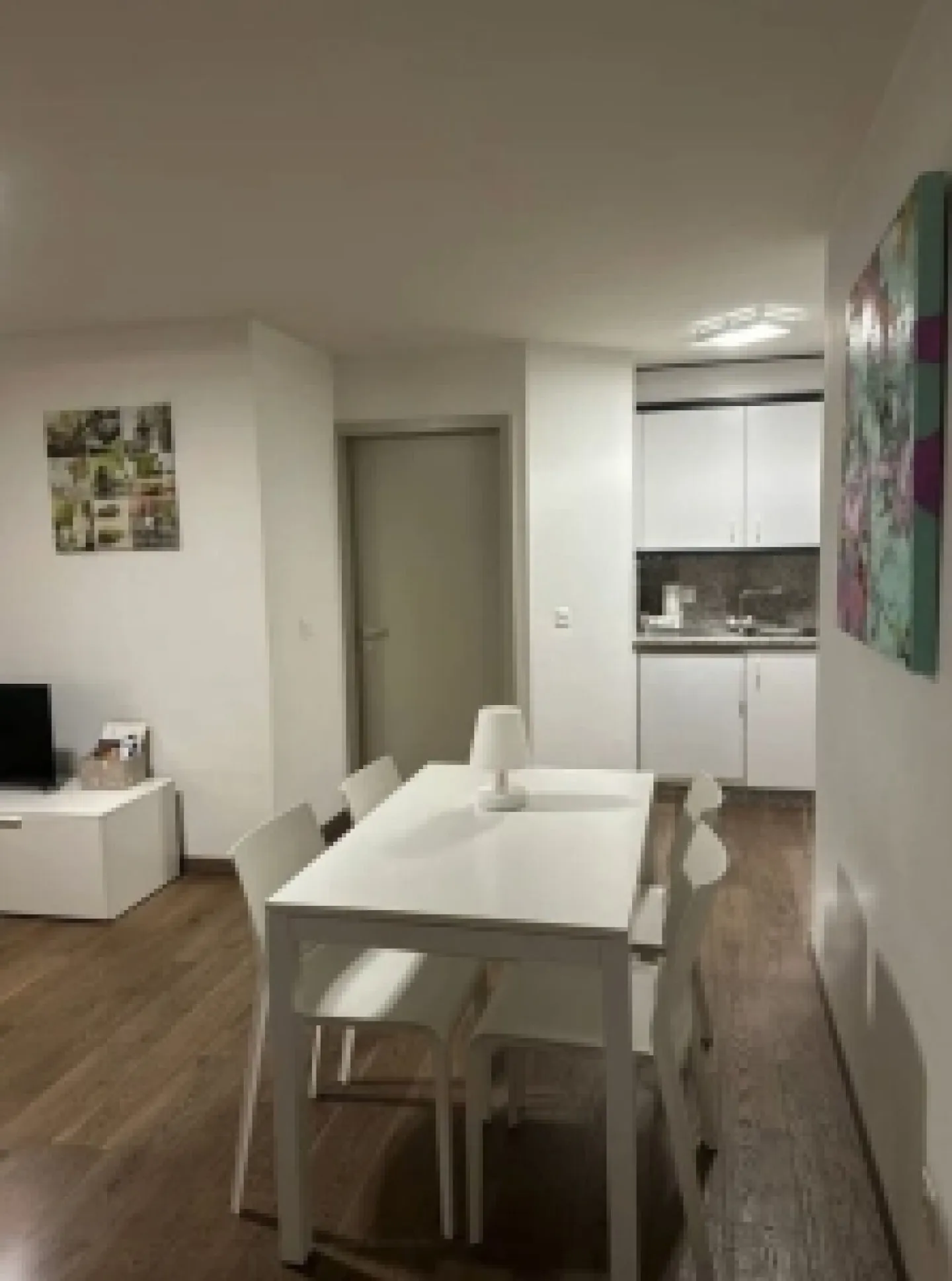 Très joli logement de 2,5 pièces meublé en plein centre ville de Neuchâtel - Photo 2 sur 4
