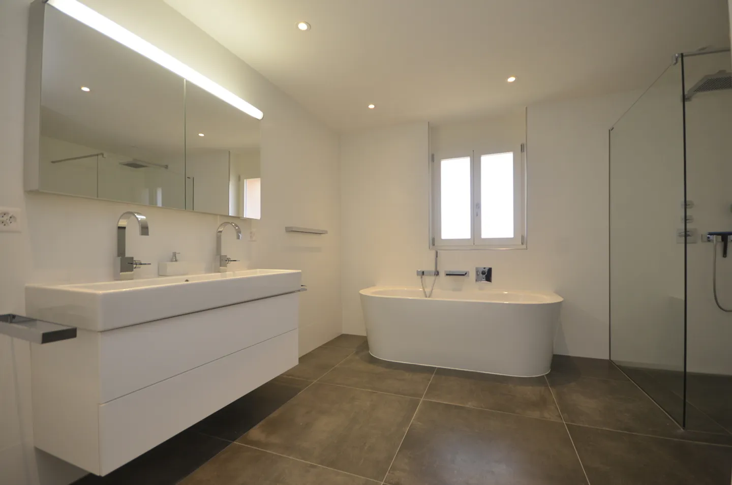 Very nice 4-room apartment for rent year-round in a small building - Photo 6 of 12