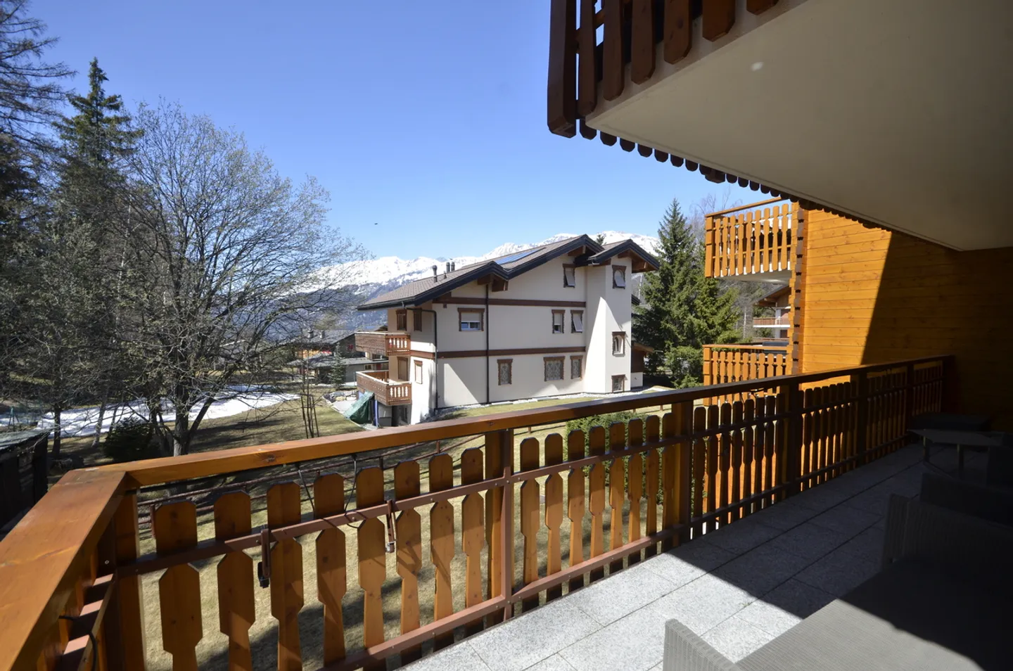 Very nice 4-room apartment for rent year-round in a small building - Photo 9 of 12
