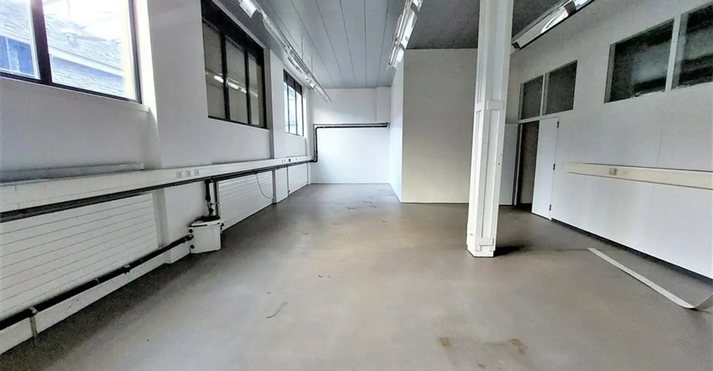 Espace de Dépôt Spacieux à Peseux - Photo 2 sur 3