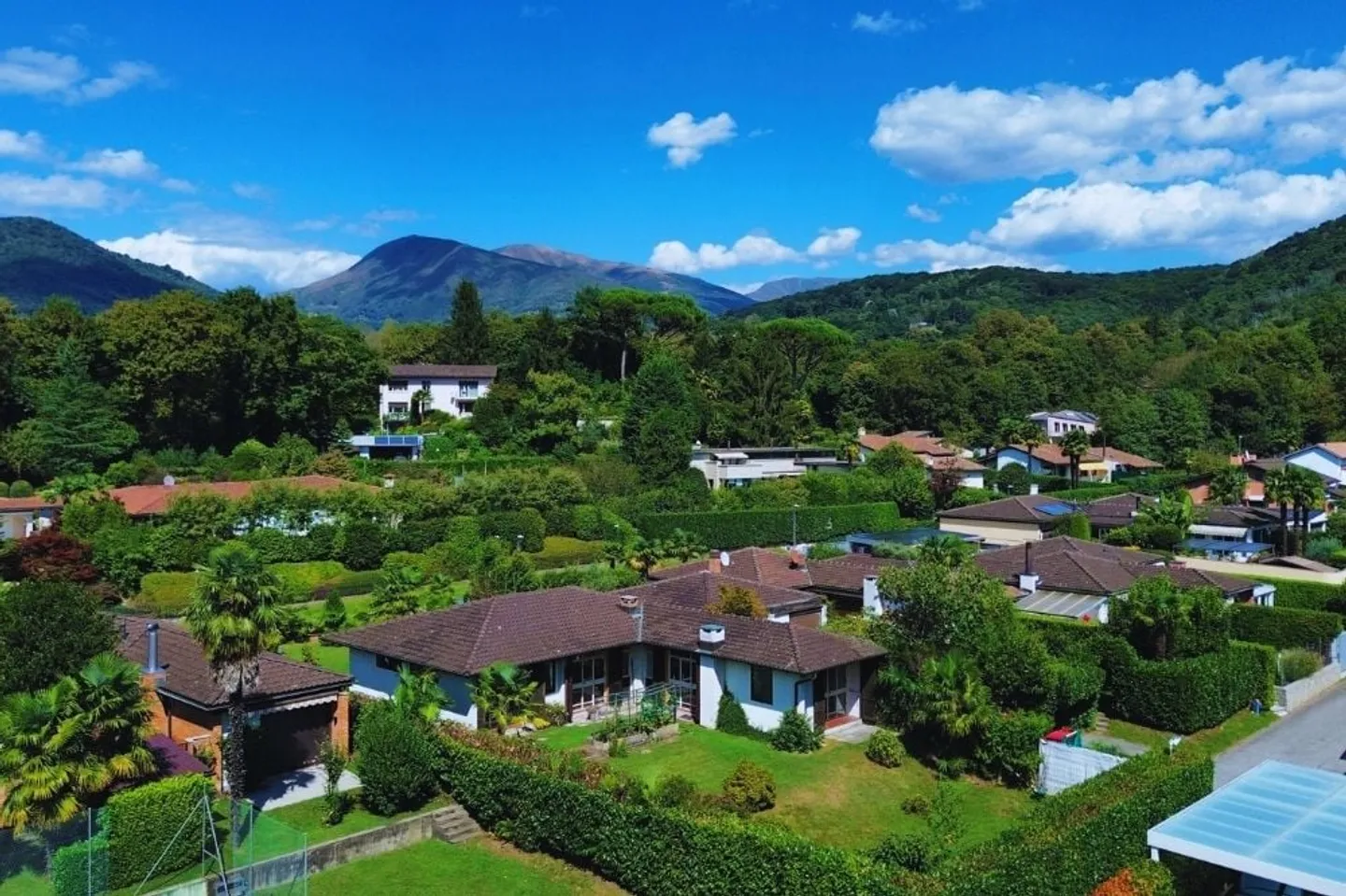 Terreno edificabile esclusivo in un complesso residenziale ben curato con piscina, campo da tennis e parco - Foto 2 di 15