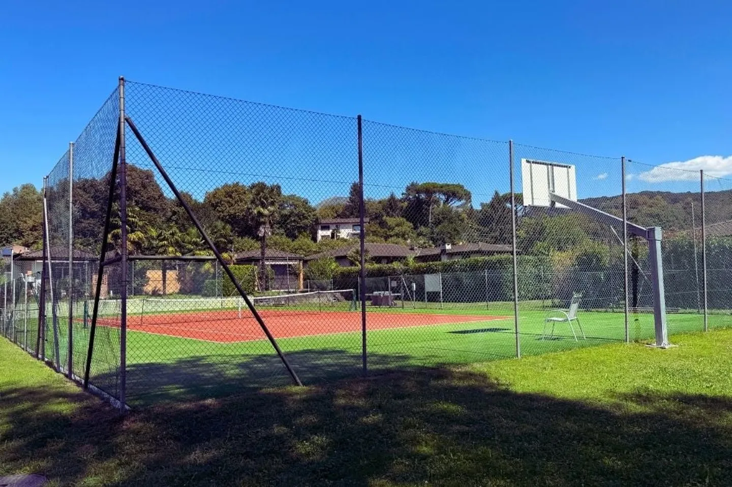 Terreno edificabile esclusivo in un complesso residenziale ben curato con piscina, campo da tennis e parco - Foto 6 di 15