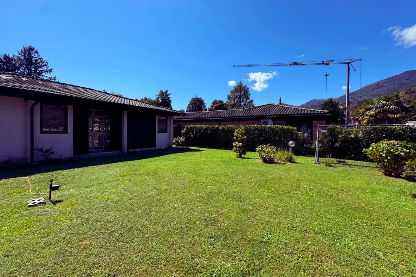 Terreno edificabile esclusivo in un complesso residenziale ben curato con piscina, campo da tennis e parco - Foto 4 di 15