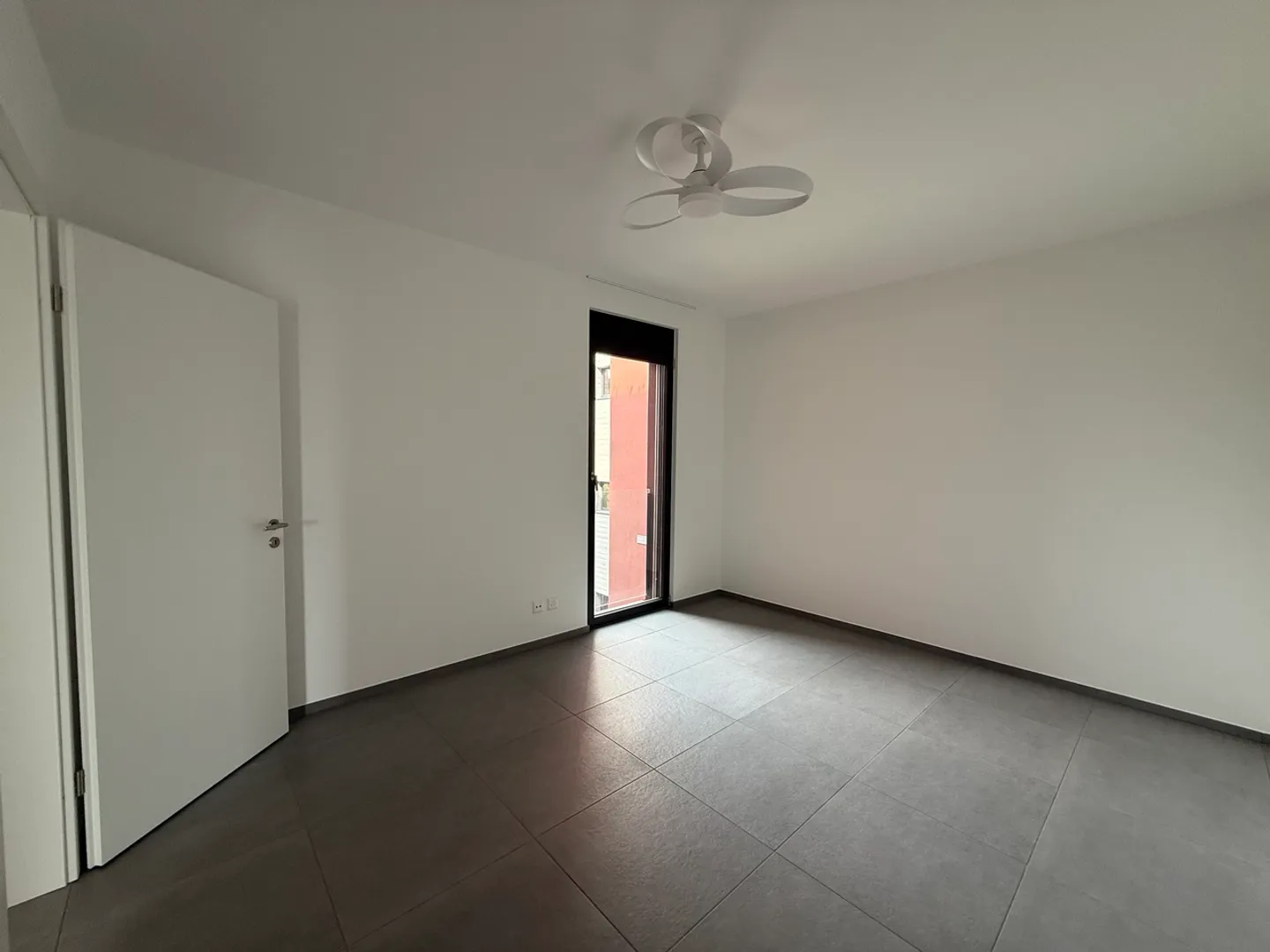 NOUVEAU ET SPACIEUX 2.5 CHAMBRES - Photo 9 sur 12
