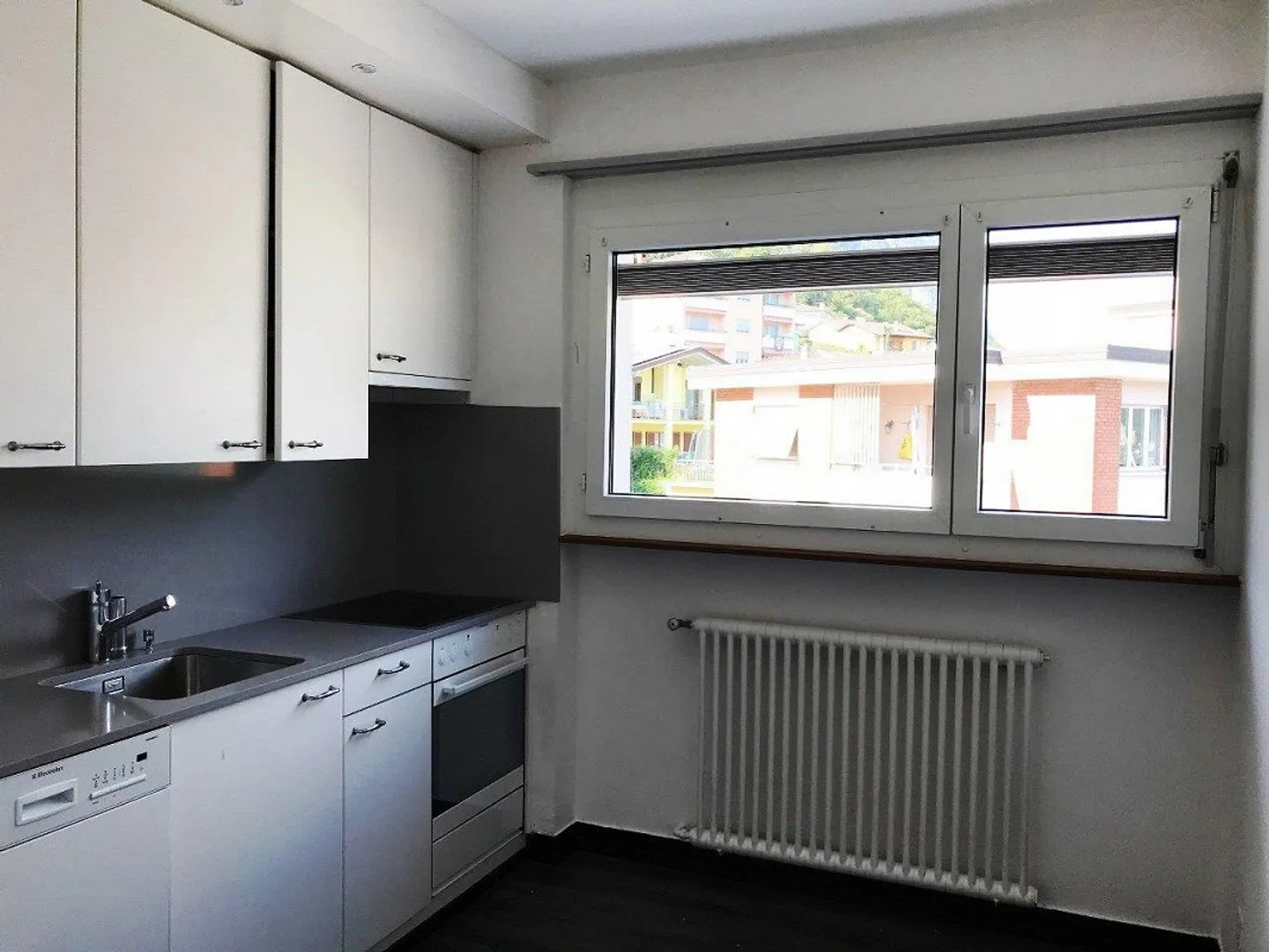APPARTEMENT 4.5 PIÈCES AVEC VUE PARTIELLE SUR LE LAC - Photo 3 sur 9