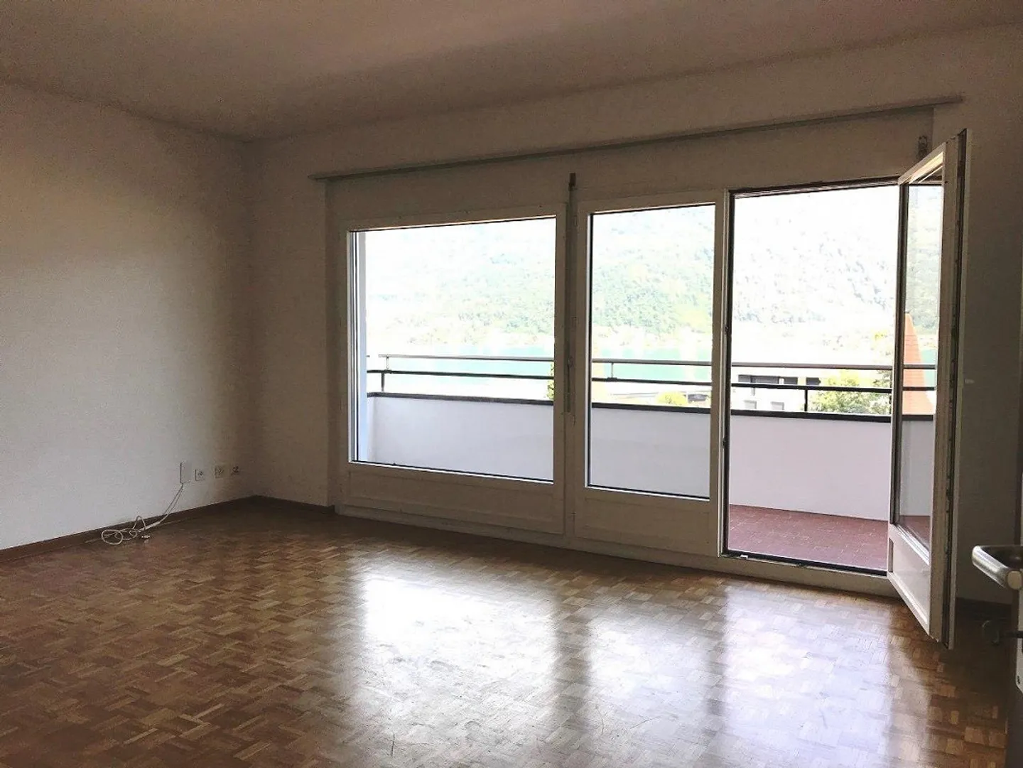 APPARTEMENT 4.5 PIÈCES AVEC VUE PARTIELLE SUR LE LAC - Photo 4 sur 9