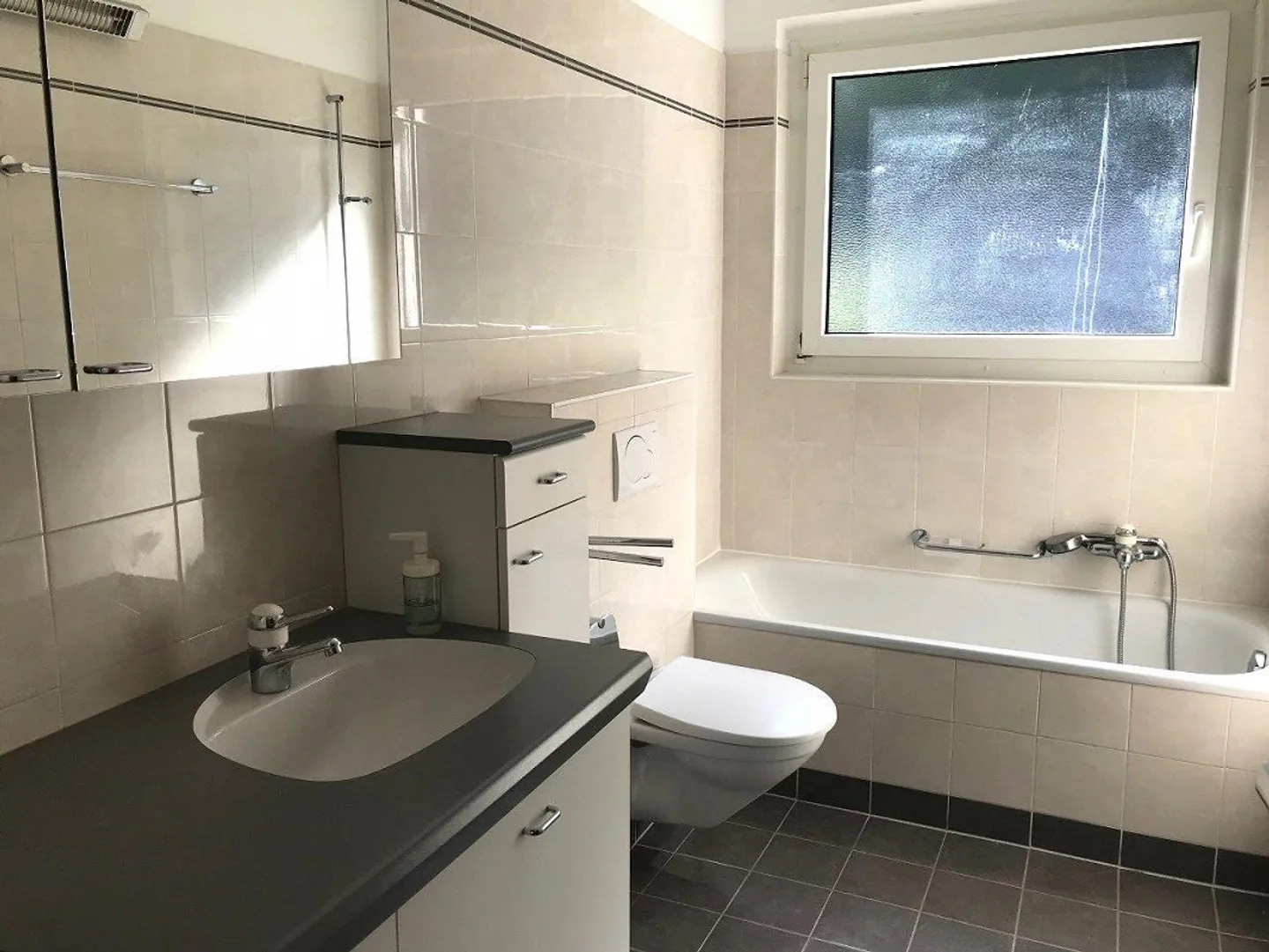 APPARTEMENT 4.5 PIÈCES AVEC VUE PARTIELLE SUR LE LAC - Photo 6 sur 9