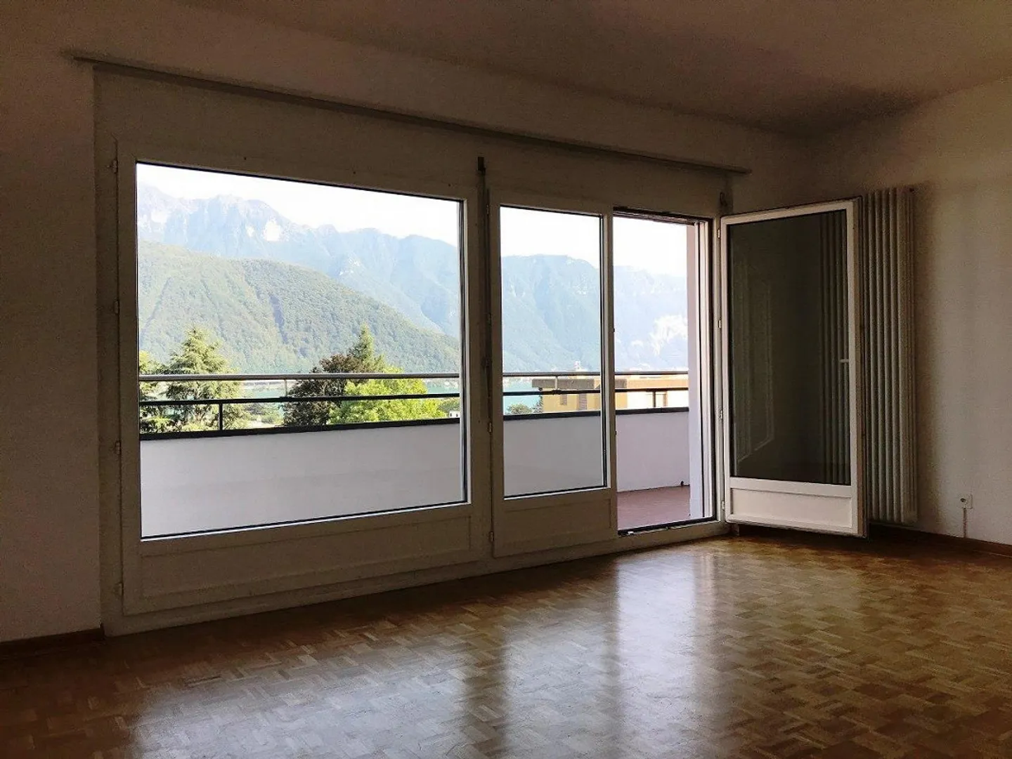 APPARTEMENT 4.5 PIÈCES AVEC VUE PARTIELLE SUR LE LAC - Photo 7 sur 9