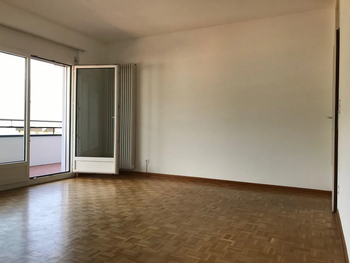 APPARTEMENT 4.5 PIÈCES AVEC VUE PARTIELLE SUR LE LAC - Photo 8 sur 9