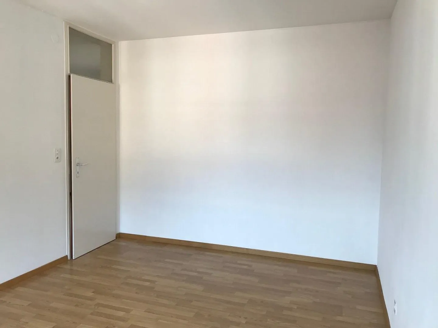 APPARTEMENT 4.5 PIÈCES AVEC VUE PARTIELLE SUR LE LAC - Photo 9 sur 9